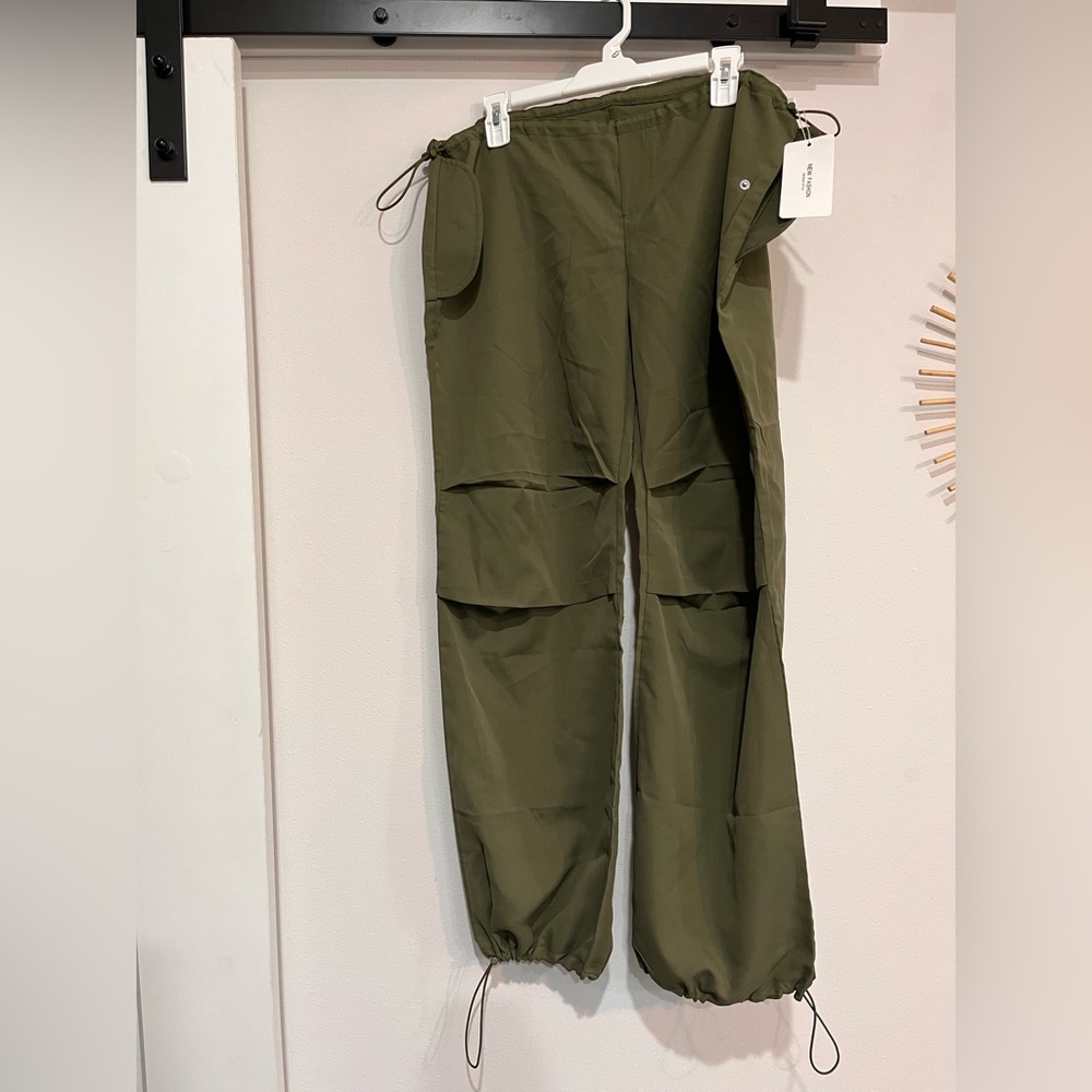 BRAND NEW Womens size medium army green cargo pants ordered from Amazon